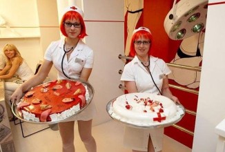 Уникальный ресторан в Латвии предлагает пообедать за операционным столом