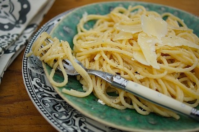 Спагетти с сыром и яйцом