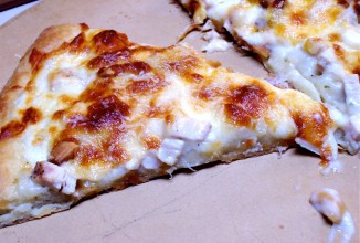 Пицца с курицей и кешью