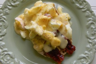 Яйца в сырном соусе