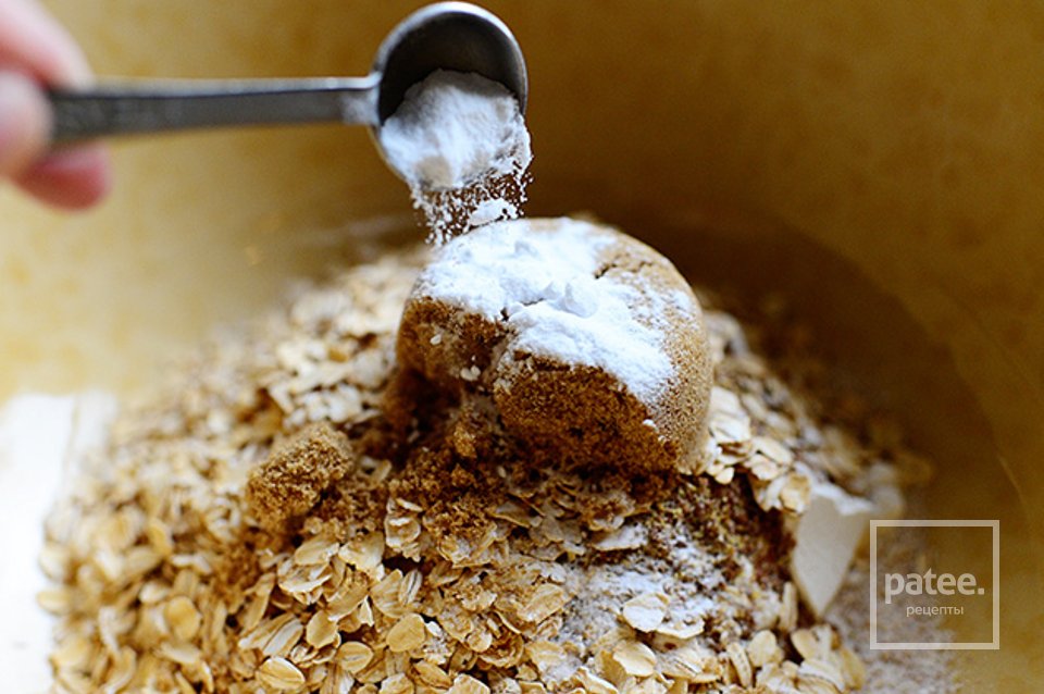 Банановые маффины с изюмом и орехами - Шаг 7