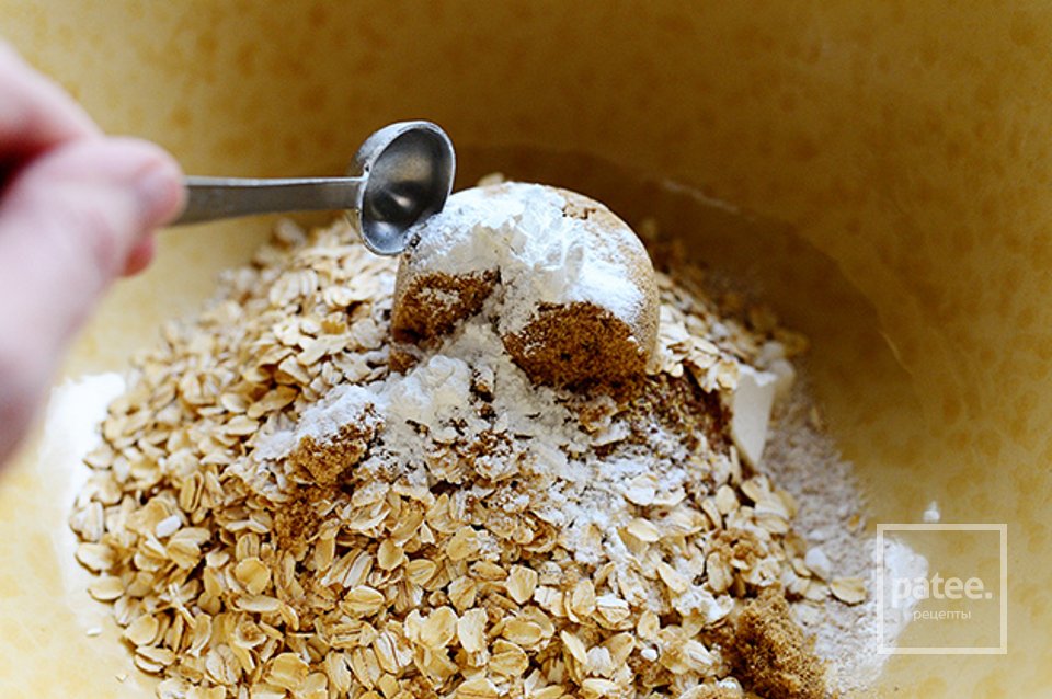 Банановые маффины с изюмом и орехами - Шаг 8