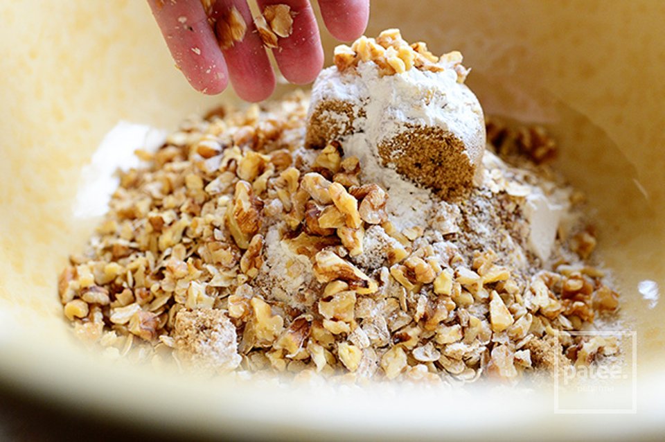 Банановые маффины с изюмом и орехами - Шаг 10