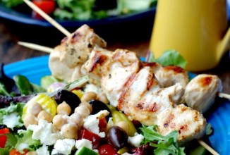 Сувлаки с салатом и соусом дзадзики