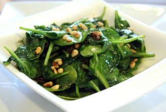 Шпинат с изюмом и кедровыми орешками