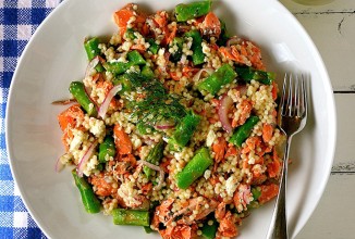 Салат из кускуса с лососем и спаржей