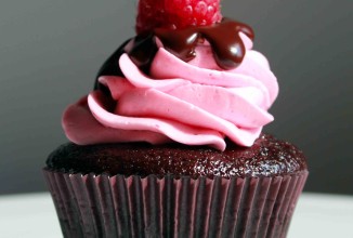 Шоколадные кексы с малиновым кремом