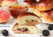 Пирожки с фруктами и ягодами