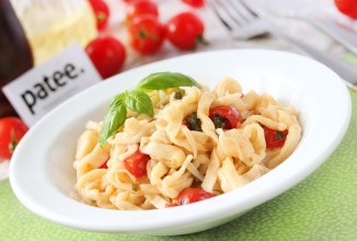 Домашняя лапша с помидорами черри и базиликом