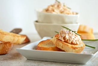 Кростини с соусом из лосося