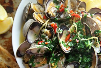 Мидии в винном соусе