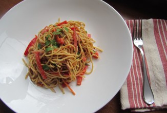 Арахисовые спагетти с кунжутом