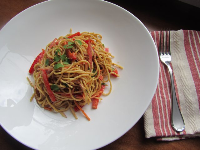 Арахисовые спагетти с кунжутом