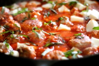 Фрикадельки из индейки в томатном соусе