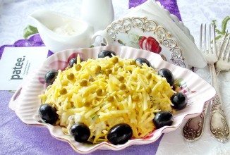 Салат из индейки с сыром и зеленым горошком