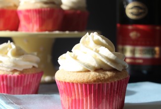 Кексы с шампанским и клубникой