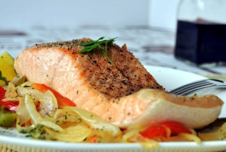 Лосось с луком и сладким перцем