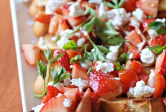 Брускетта с помидорами и клубникой