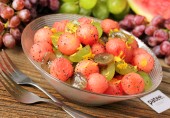 Десертный салат из арбуза и винограда