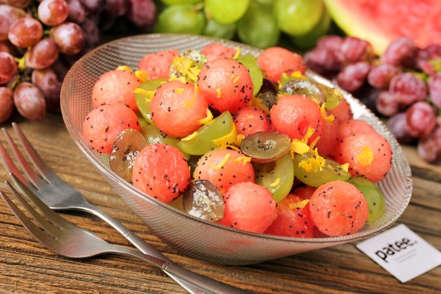 Десертный салат из арбуза и винограда
