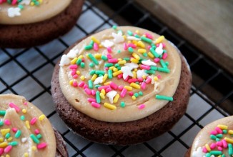 Шоколадное печенье с арахисовой глазурью