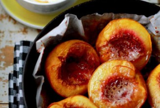 Печеные нектарины с медом