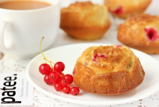 Сливочные кексы с красной смородиной