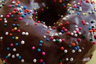 Пончики с шоколадной глазурью