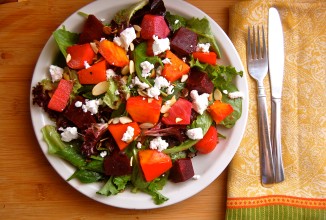 Свекольный салат с зеленью и сыром