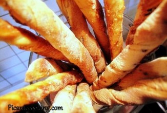 Итальянские гриссини с оливками и базиликом и с сыром