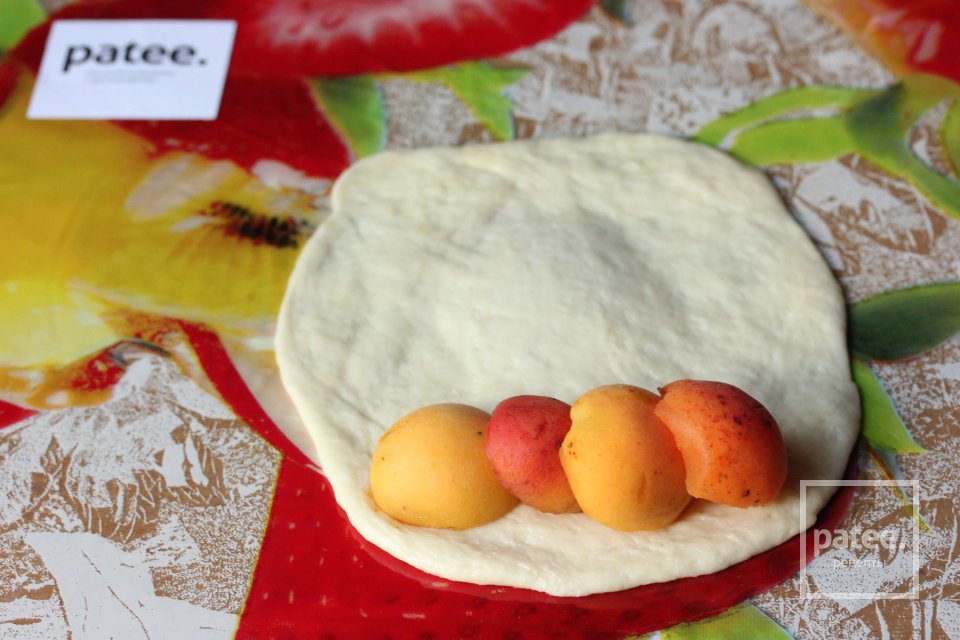 Пирожки из дрожжевого теста с абрикосами - Шаг 10