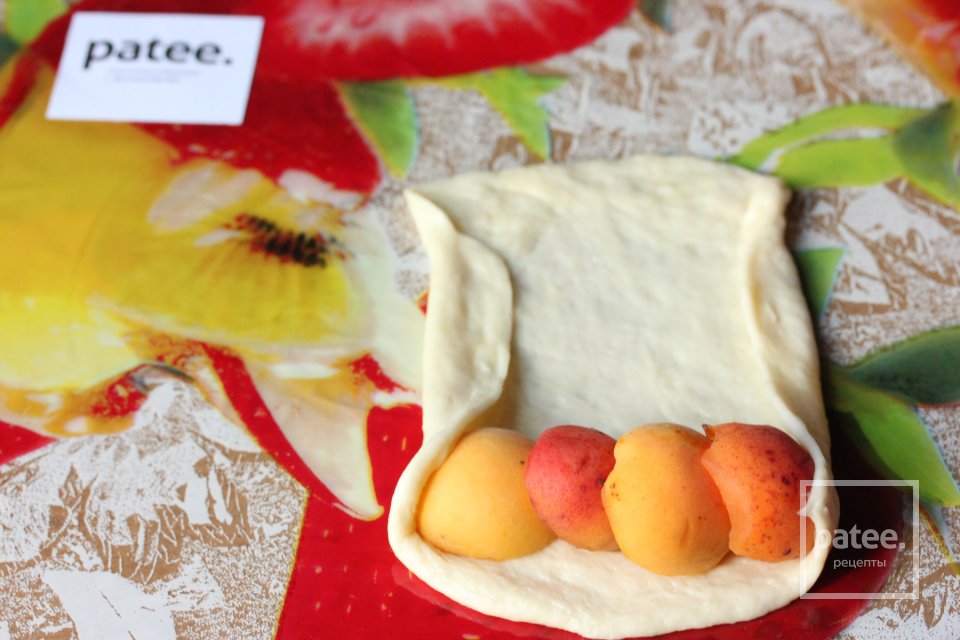 Пирожки из дрожжевого теста с абрикосами - Шаг 11