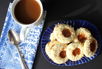 Печенье с макадамией и карамельным соусом