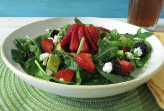 Клубничный салат с авокадо и зеленью
