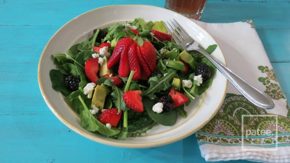 Клубничный салат с авокадо и зеленью - Шаг 5