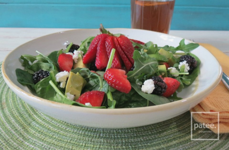 Клубничный салат с авокадо и зеленью - Шаг 7