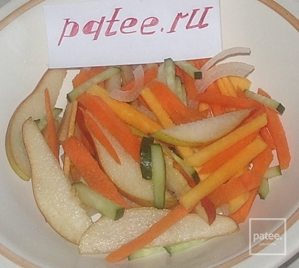 Салат Эмилия из свежих овощей и фруктов - Шаг 9