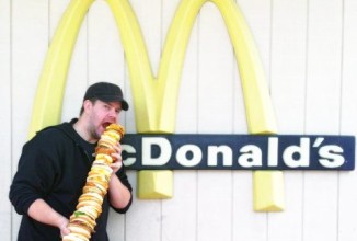 Башня из сэндвичей McDonald's