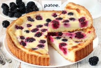 Сметанный пирог с ежевикой