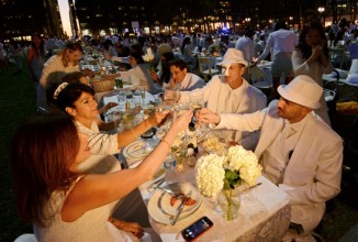 В Нью-Йорке прошел очередной «Ужин в белом»