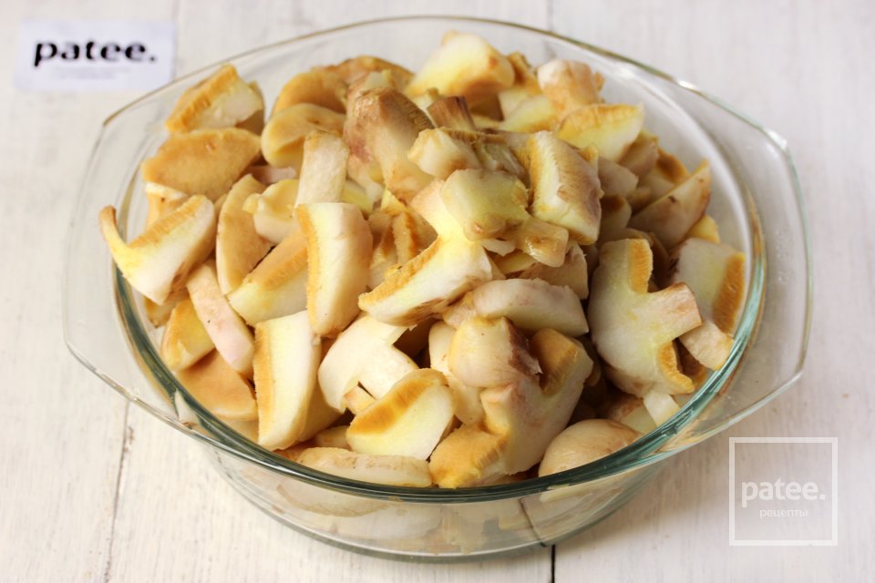 Маслята, жаренные с картофелем на сковороде - Шаг 2