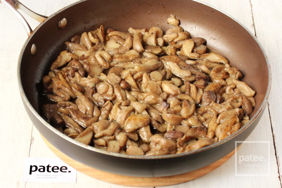 Маслята, жаренные с картофелем на сковороде - Шаг 3