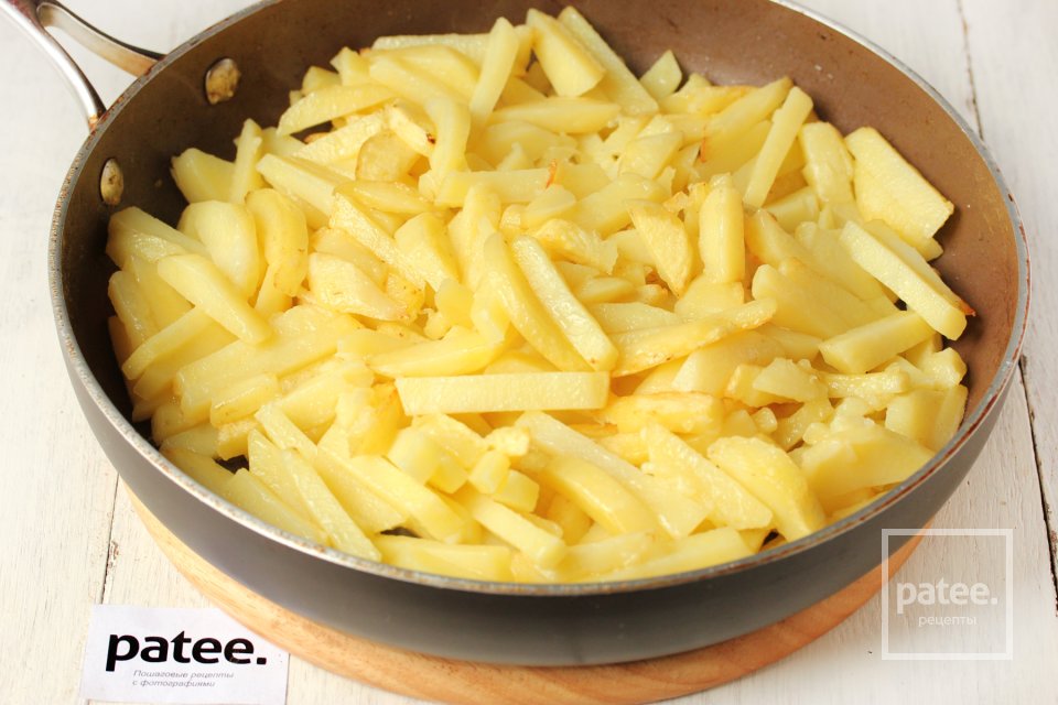 Маслята, жаренные с картофелем на сковороде - Шаг 6