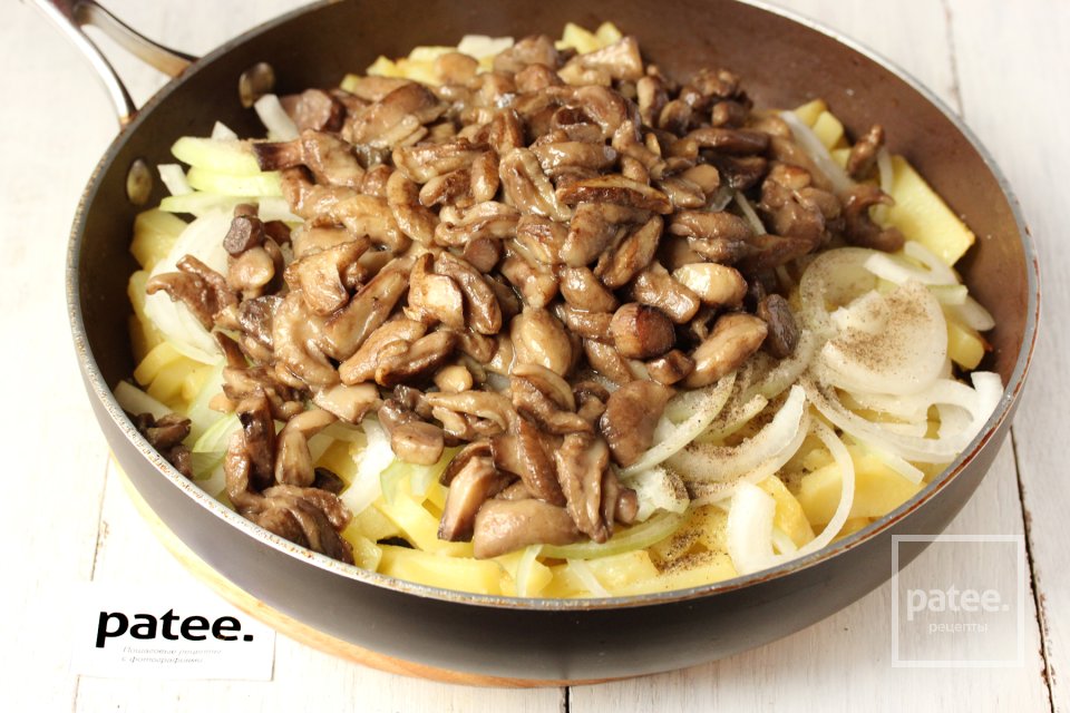 Маслята, жаренные с картофелем на сковороде - Шаг 10