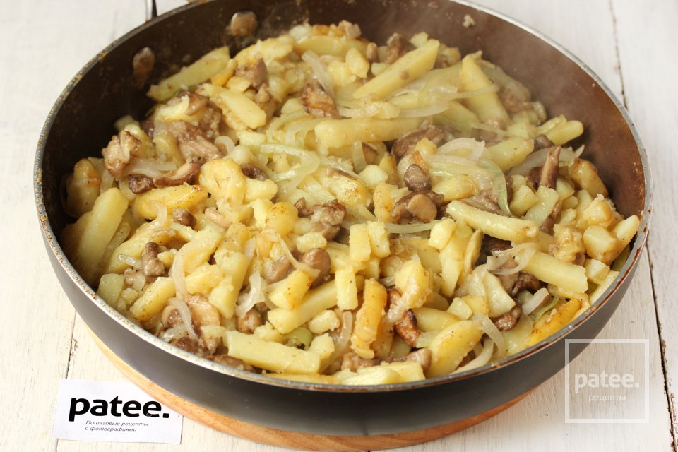 Маслята, жаренные с картофелем на сковороде - Шаг 11