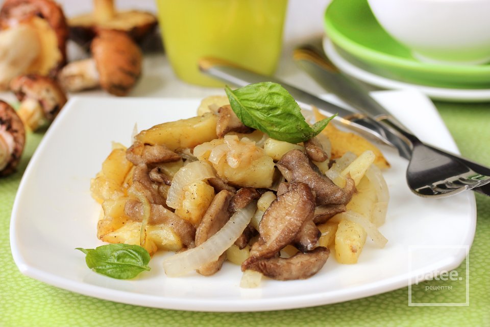 Маслята, жаренные с картофелем на сковороде - Шаг 12