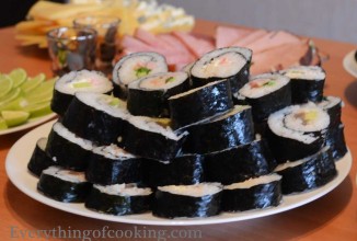 Суши с лососем