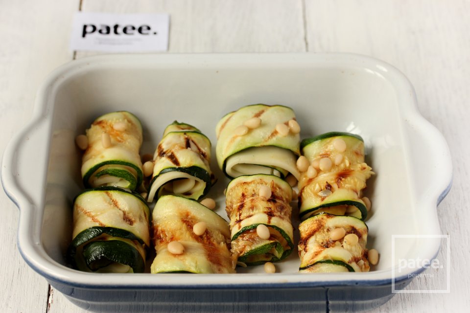 Рулетики из цуккини с сыром - Шаг 10
