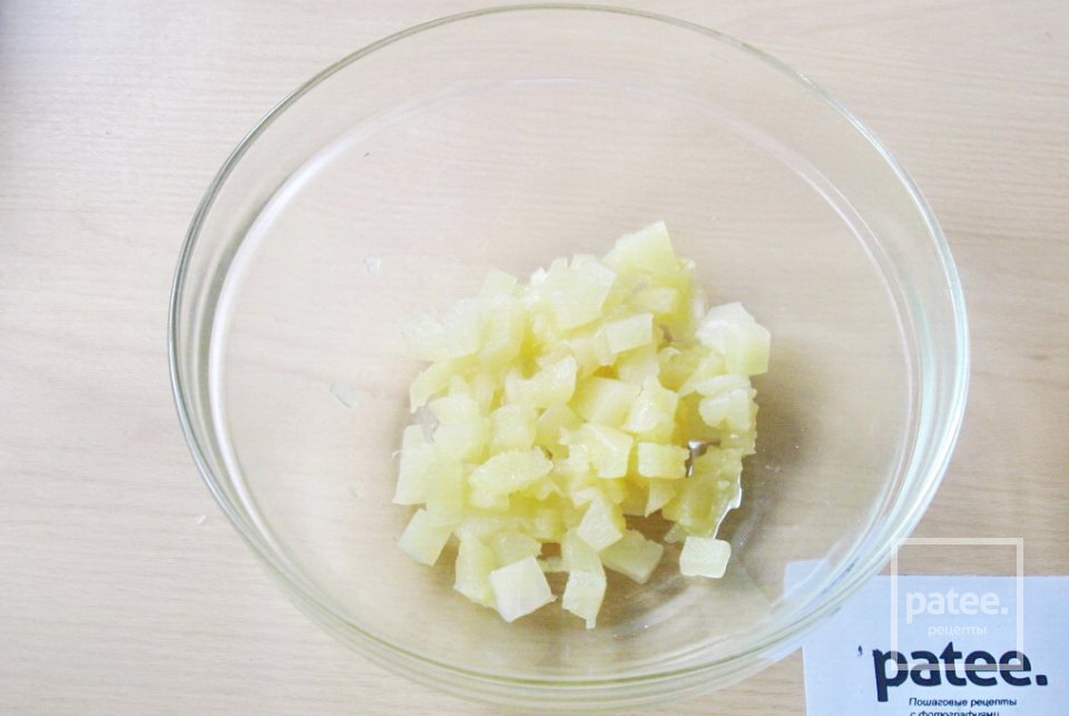 Салат с куриной грудкой, ананасом и яблоком - Шаг 4