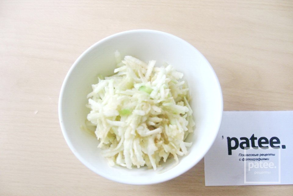 Салат с куриной грудкой, ананасом и яблоком - Шаг 9